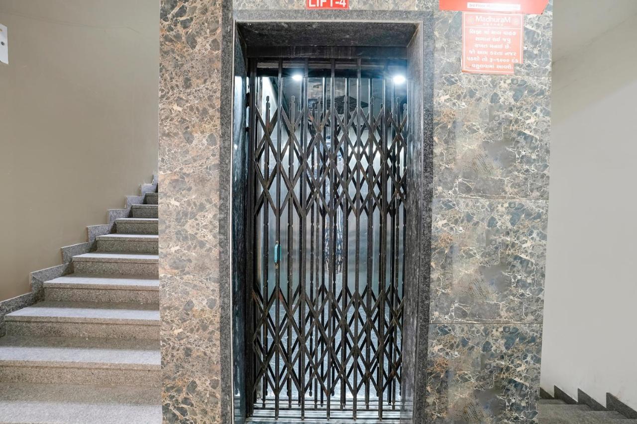 Fabexpress Blue Stone Hotel Surat Exterior foto